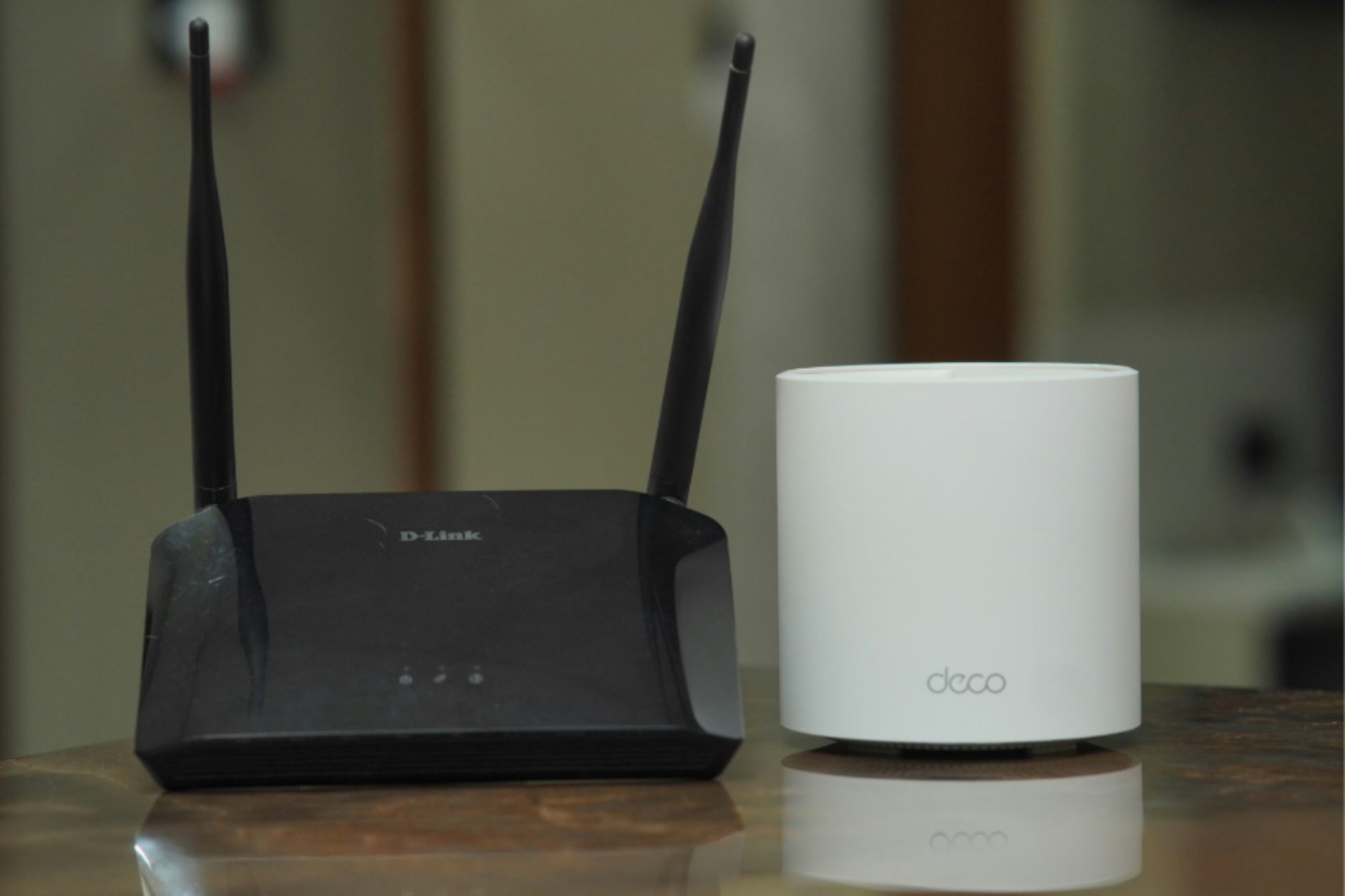 Imagen de router y dispositivo WiFi para ilustrar la diferencia entre ADSL y fibra